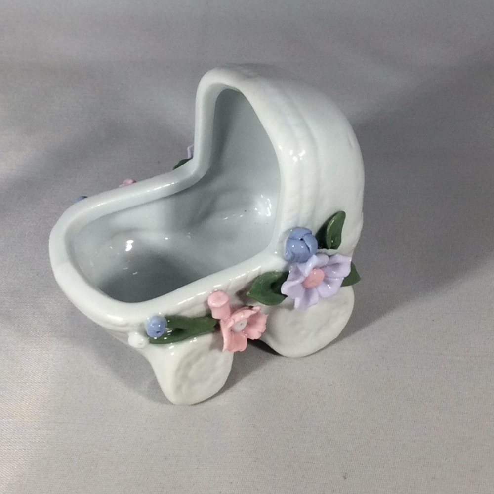 💰Little baby bassinet decoration like new